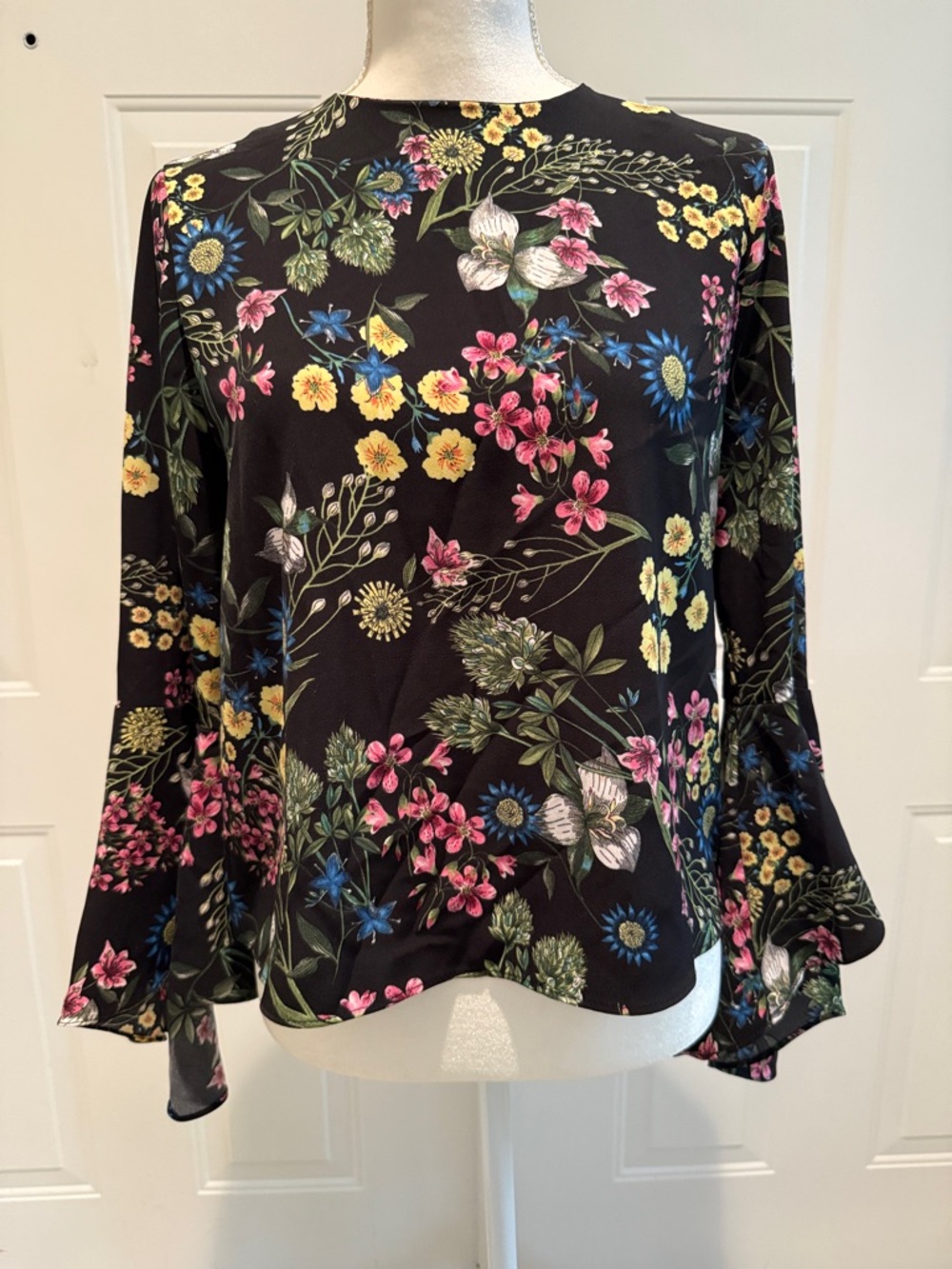 Catherine Malandrino SZ S Black Floral Back-Button Blouse with Bell Sleeves